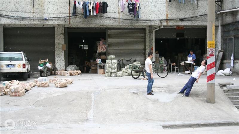 【OCAT上海馆 | 作品介绍】周滔,《互助练习》,2009;《某天(广州)》,2007 OCAT上海馆 作品 互助练习 某天 广州 周滔 上海馆 OCAT 当前 环形 录像 崇真艺客